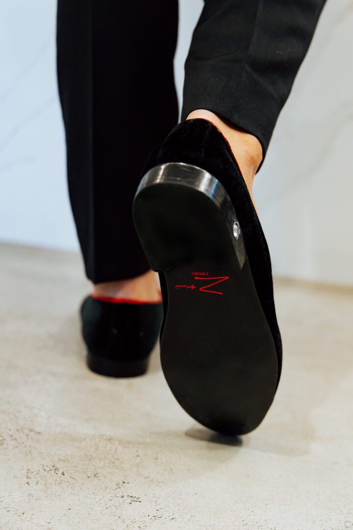 Back side of the black color loafer with zeusori logo