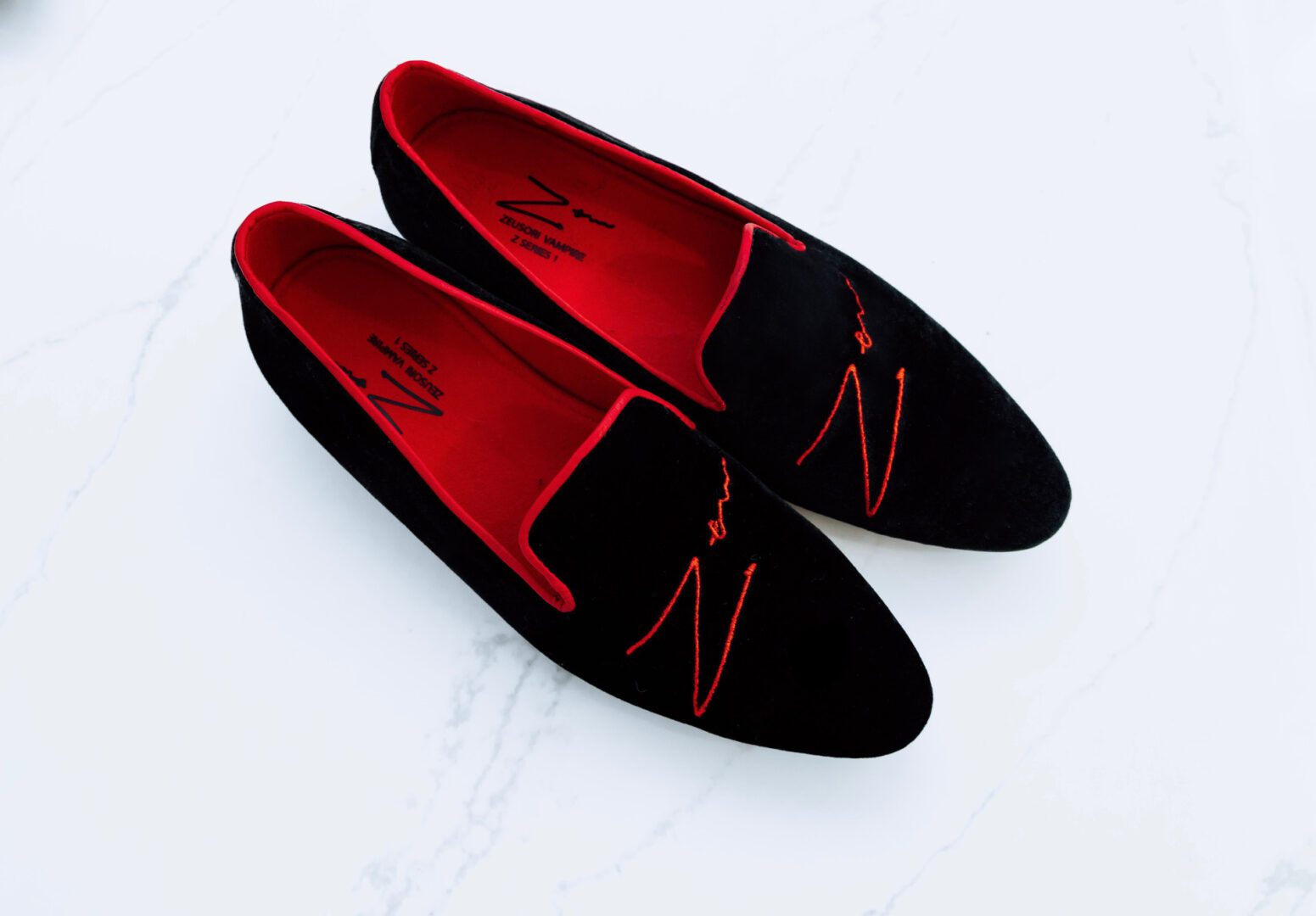 Black color Zeusori velvet loafers on the floor