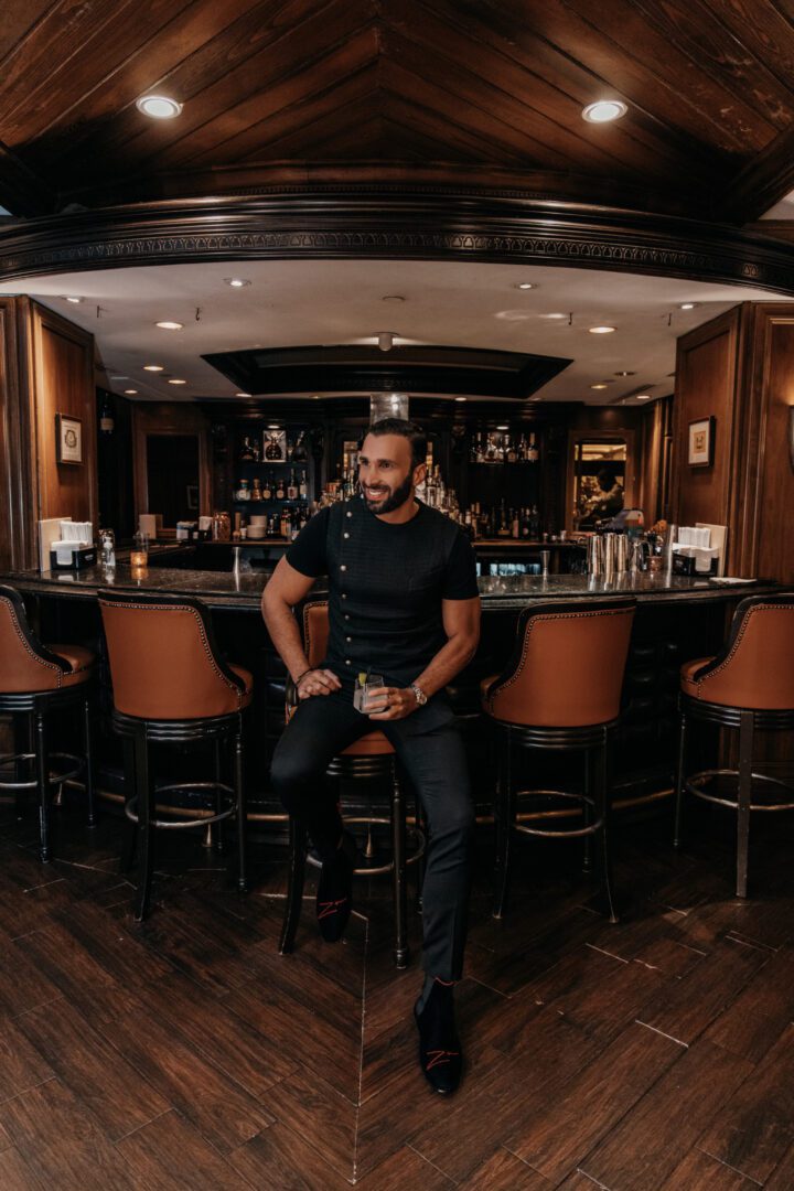 A picture of the man at the bar wearing zeusori loafer